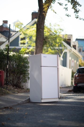 Vieux refrigerateur sur le bord de la rue