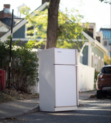 Vieux réfrigérateur sur le bord de la rue