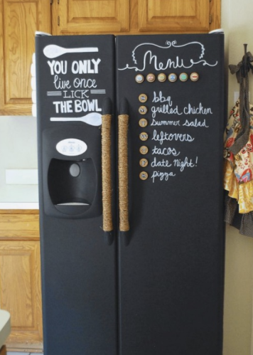 Une porte de frigo à utiliser comme un tableau noir